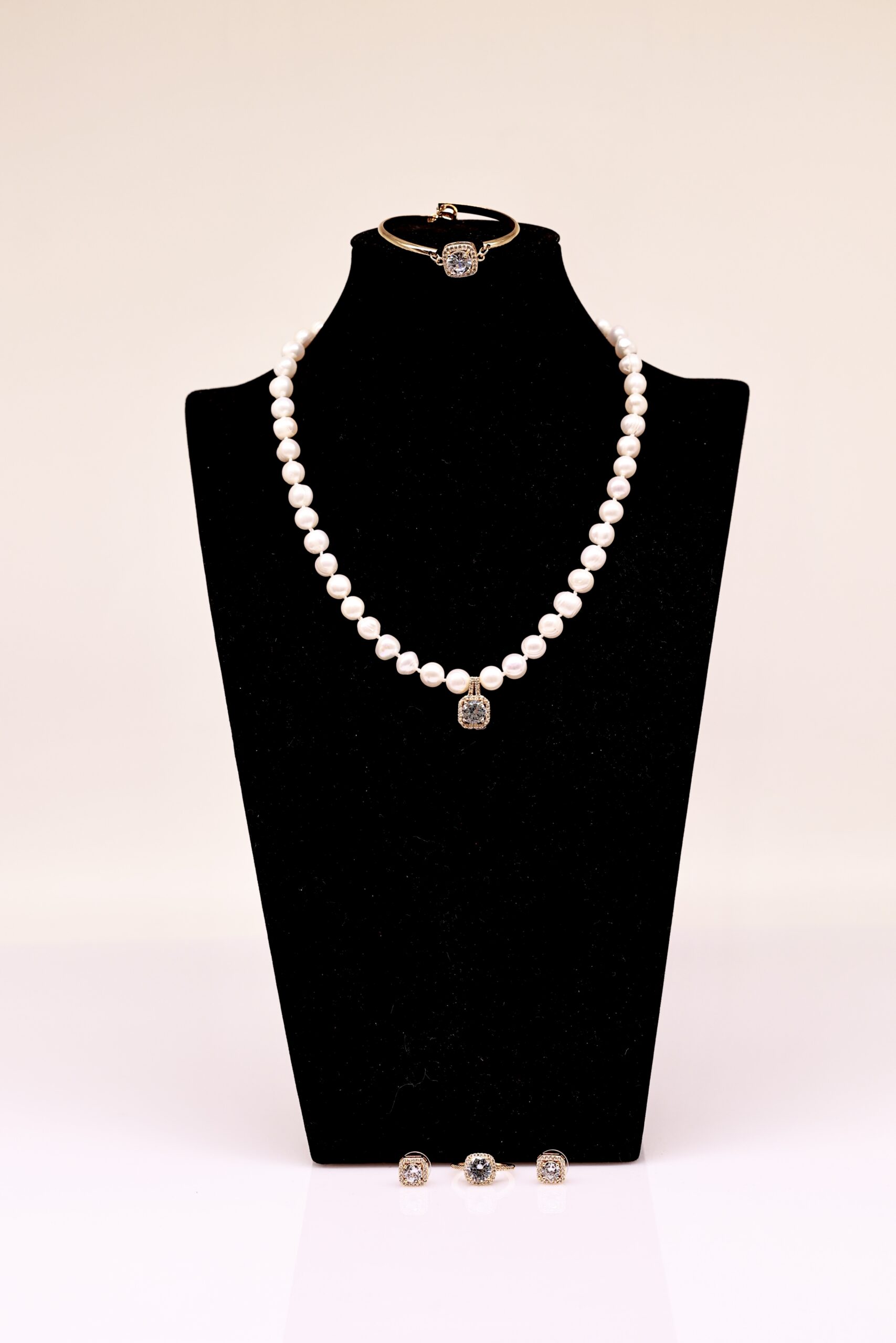 Bộ Trang Sức Viền Vuông Đính Đá Tinh Tế - Vòng Cổ, Vòng Tay, Nhẫn và Bông Tai