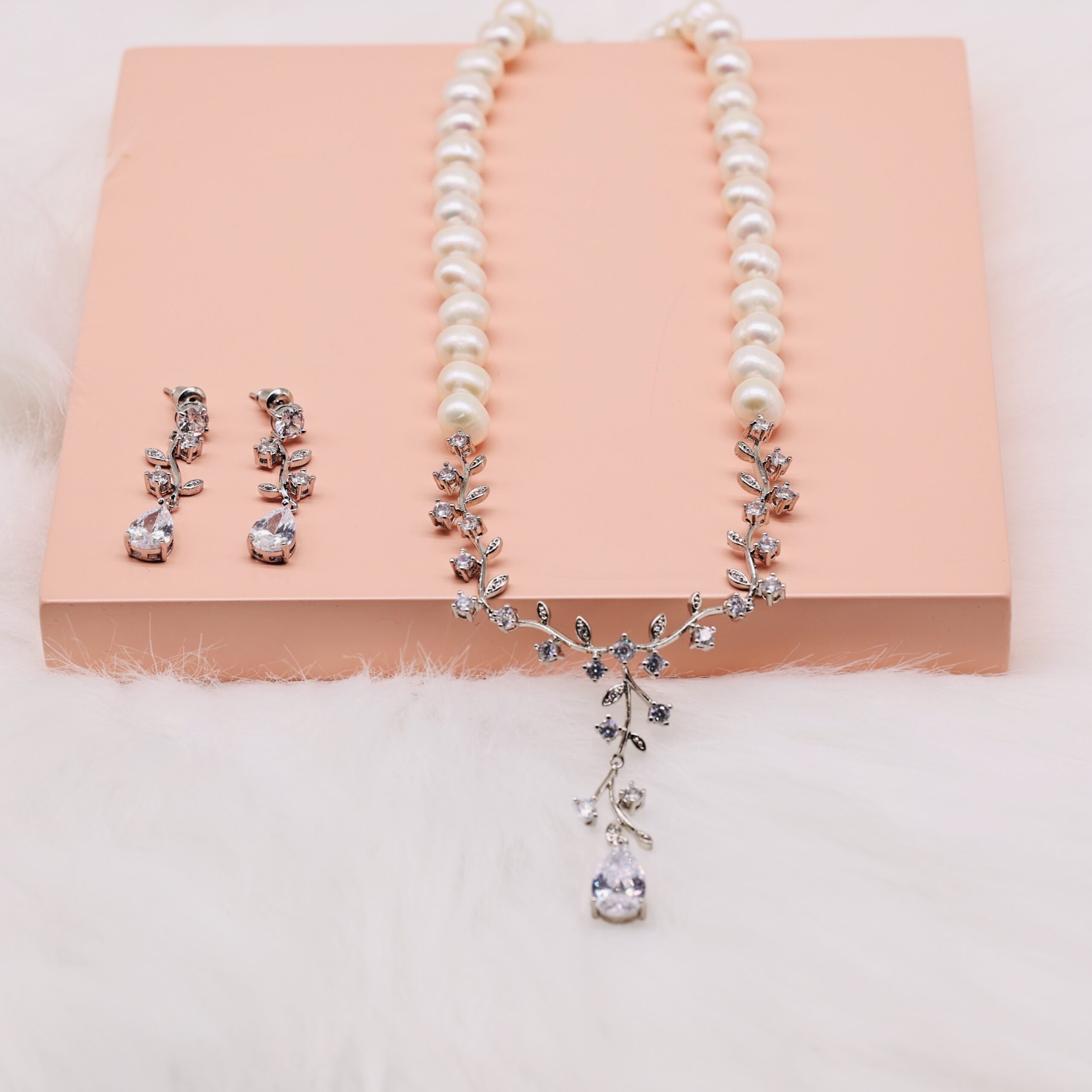 Bộ Trang Sức ngoc trai Nước Ngọt và Mặt Vòng Hoa Lá Đính Đá 7-8 li - Vòng Cổ và Bông Tai - Ảnh 3