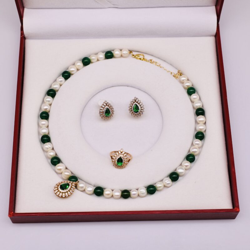Bộ Trang Sức ngoc trai Nước Ngọt 7-8 li Đính Xen Kẽ Trắng và Lục Bích - Vòng Cổ, Bông Tai và Nhẫn Hình Thoi Đính Đá Xanh Lá