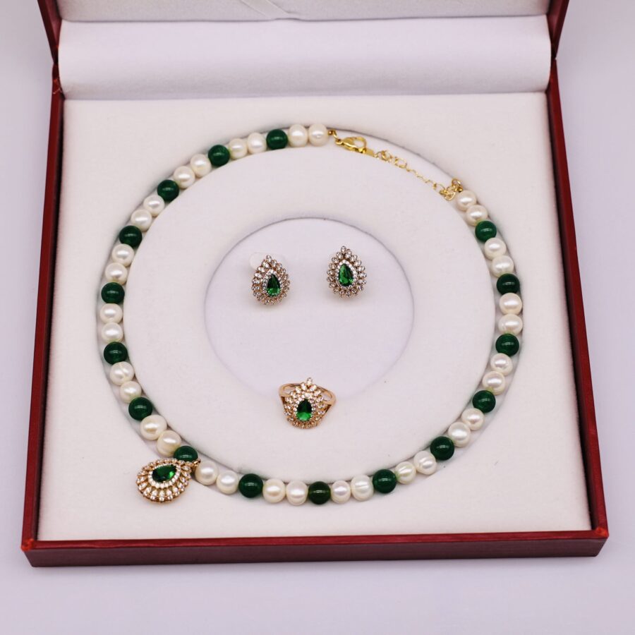 Bộ Trang Sức ngoc trai Nước Ngọt 7-8 li Đính Xen Kẽ Trắng và Lục Bích - Vòng Cổ, Bông Tai và Nhẫn Hình Thoi Đính Đá Xanh Lá