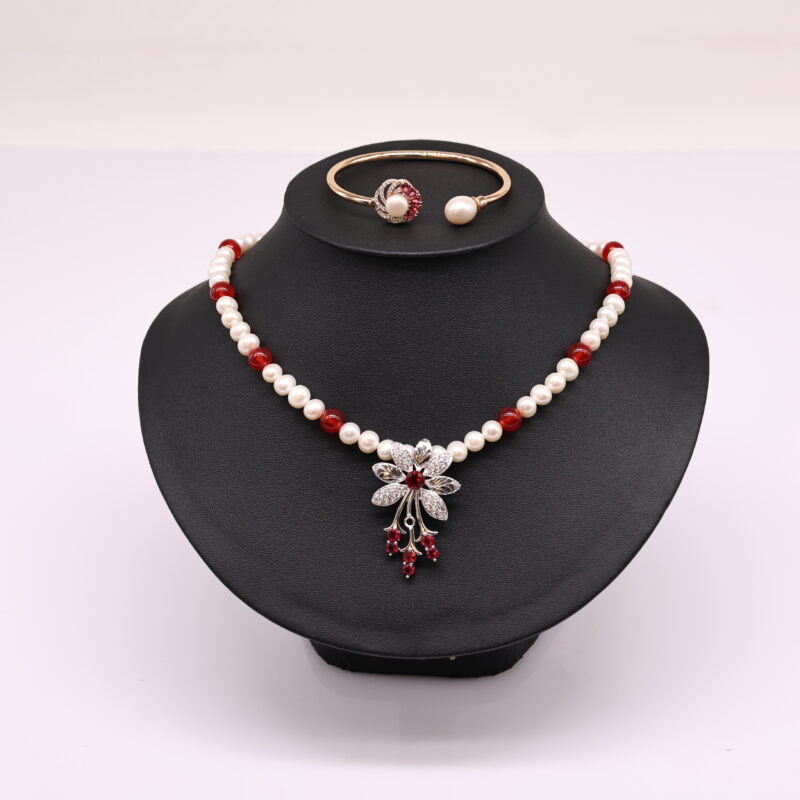 Bộ Trang Sức ngoc trai Nước Ngọt Đan Xen Đá Đỏ và Hoa Tự Do - Vòng Cổ và Kiềng Tay 7-8 li