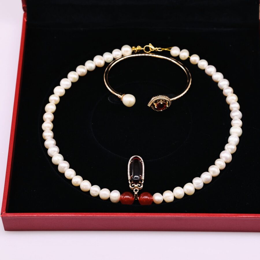 Bộ Trang Sức Mặt Đá Đỏ Dài và Kiềng Tay ngọc trai Nước Ngọt 7-8 li