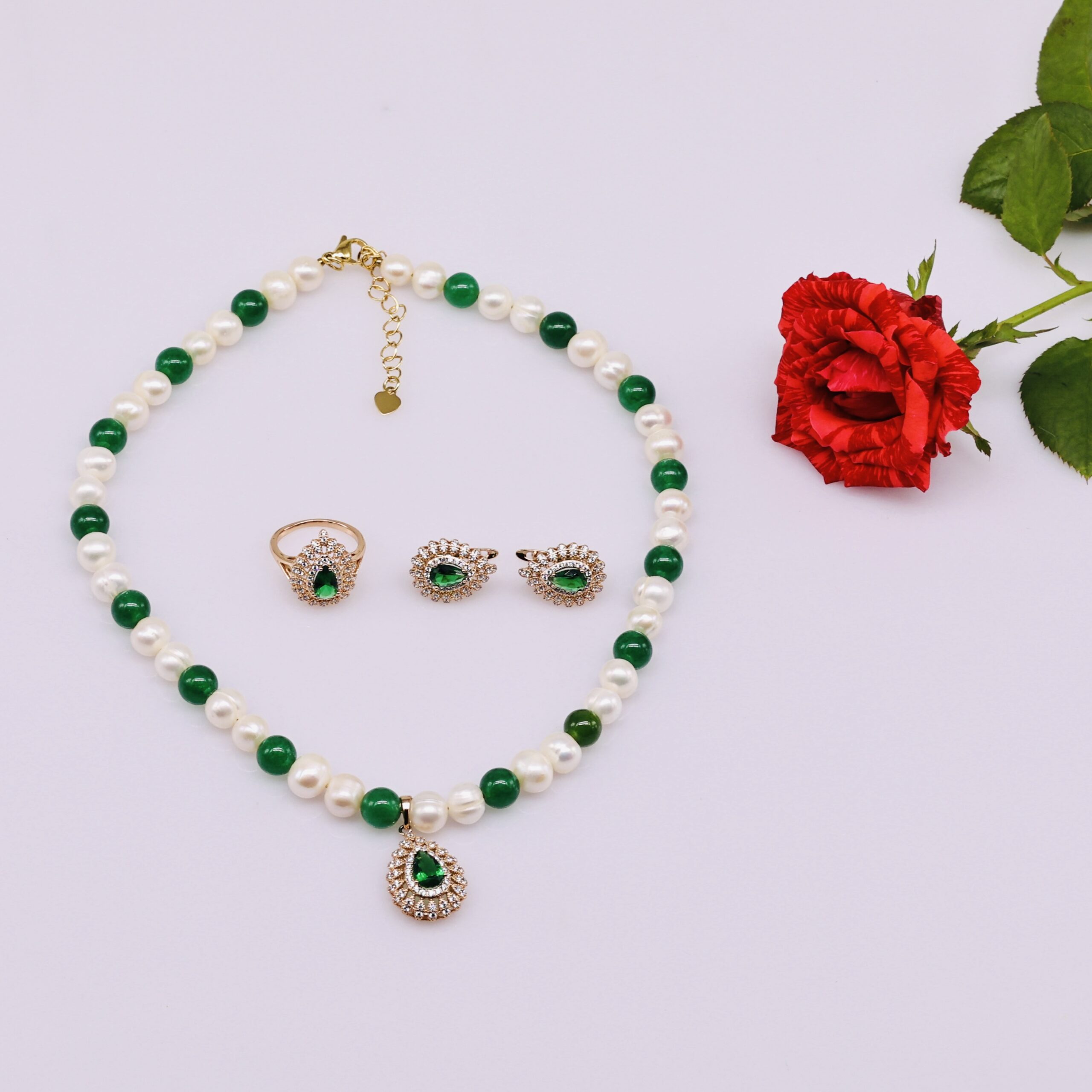 Bộ Trang Sức ngoc trai Nước Ngọt 7-8 li Đính Xen Kẽ Trắng và Lục Bích - Vòng Cổ, Bông Tai và Nhẫn Hình Thoi Đính Đá Xanh Lá - Ảnh 2